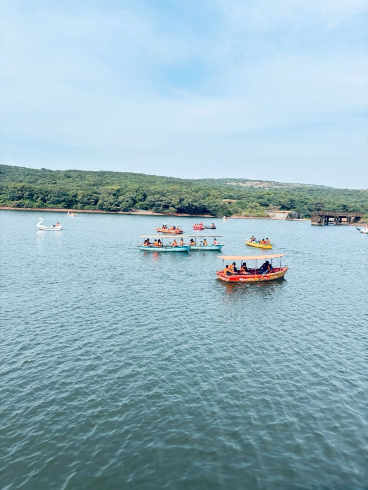 Venna Lake Mahabaleshwar Maharashtra scenic tourist attraction surrounded by green hills